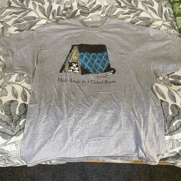 Gildan Cat in Book Gray Heavy Cotton T-Shirt - Picture 1 of 4